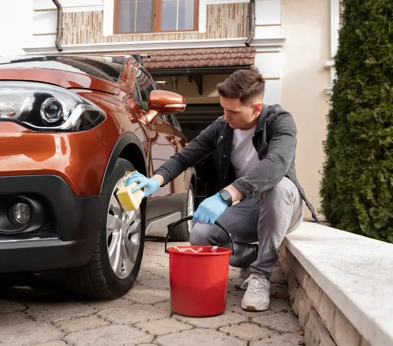 Lavage auto à domicile La Chapelle-au-Moine : professionnel intervenant sur un véhicule